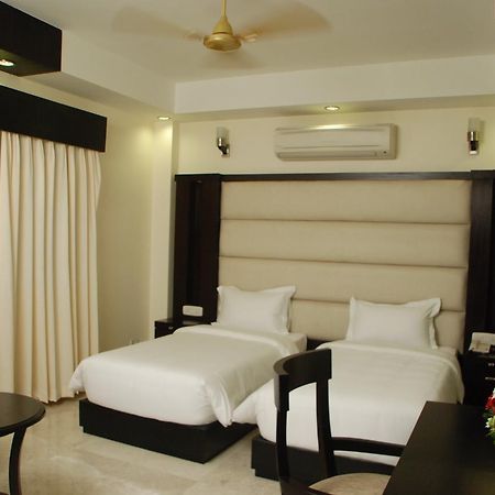 Hotel Meridian Plaza Ню Делхи Екстериор снимка