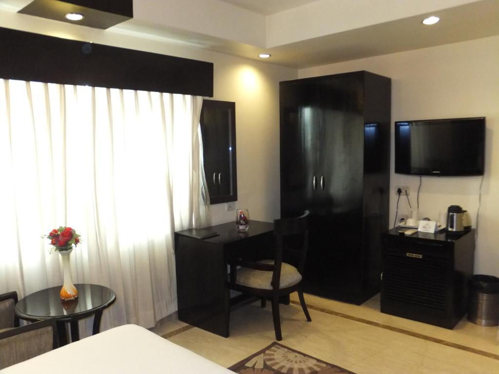 Hotel Meridian Plaza Ню Делхи Екстериор снимка