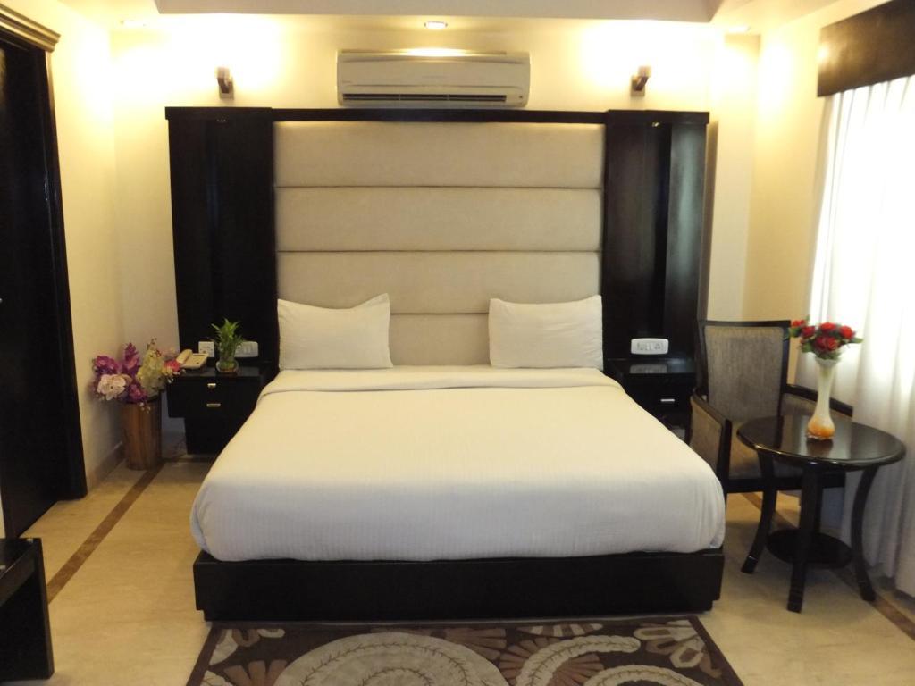 Hotel Meridian Plaza Ню Делхи Екстериор снимка