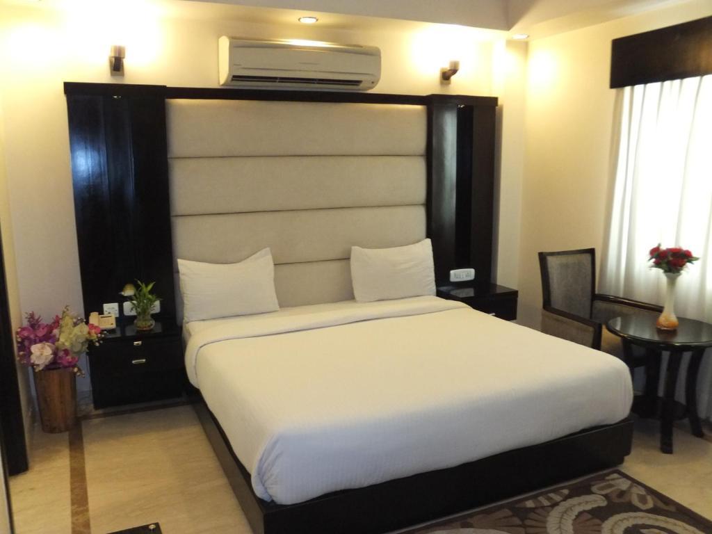 Hotel Meridian Plaza Ню Делхи Екстериор снимка