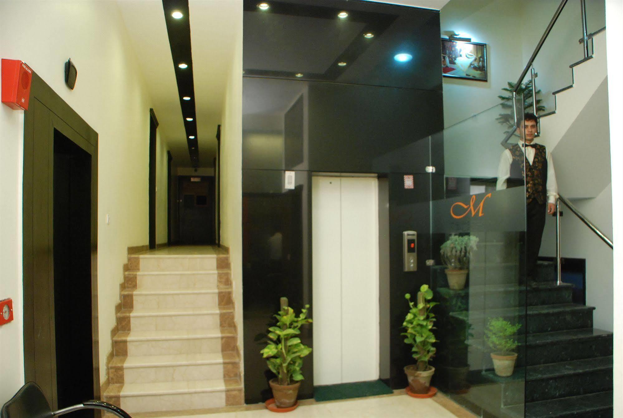 Hotel Meridian Plaza Ню Делхи Екстериор снимка
