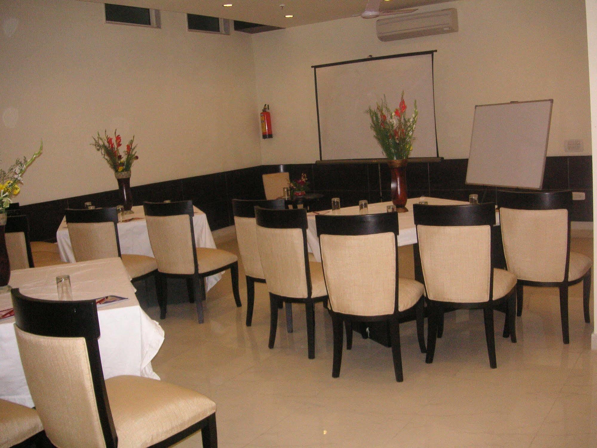 Hotel Meridian Plaza Ню Делхи Екстериор снимка
